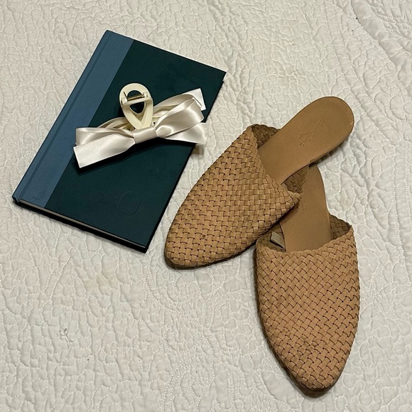 Universal Thread flats - Picture 2 of 4